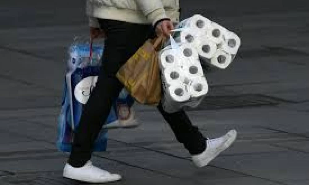 Κορονοϊός: Τρέχουν όλοι για χαρτί υγείας - Αδειάζουν τα ράφια στη Γερμανία